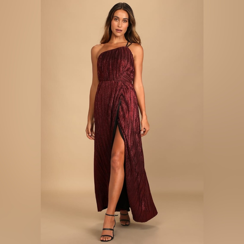 🆕(NWT) LULUs Get to the Groove Shiny Red Pleated One-Shoulder Maxi Dress. MEDIUM